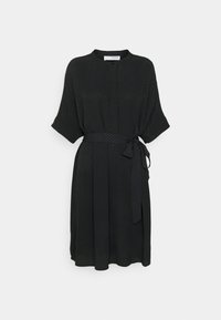 Czarna sukienka z krótkimi rękawami, zapięciem na guziki i przewiązywanym paskiem w talii. Charakteryzuje się fakturowanym wzorem na całej powierzchni materiału. Lekki materiał.