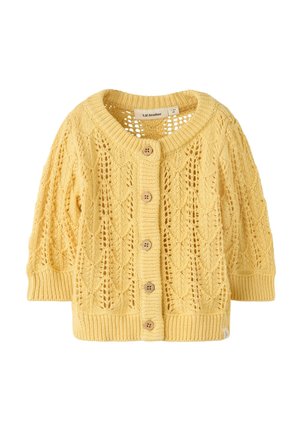 Żółty dziergany sweterek dziecięcy z wzorami warkoczy i koronek, drewniane guziki z przodu oraz prążkowane mankiety i dół.