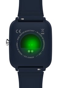 Marinblå smartklocka med ett mjukt armband. Har en cirkulär grön sensor på baksidan, märkt med IP68, CE och varumärkesdetaljer.