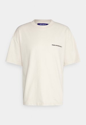 T-shirt écru à manches courtes avec col rond et petit texte noir « PEQUS MYKONOS 2017 » sur le côté gauche de la poitrine.