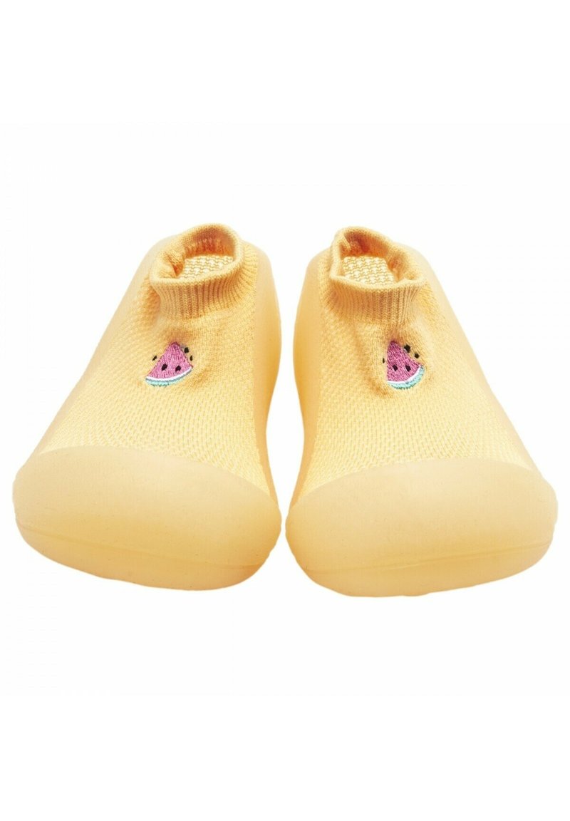 Zapatos de slip-on amarillos de punto con parte superior texturizada, que presentan un pequeño motivo de sandía bordado y una suela de goma lisa.