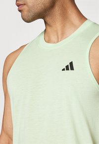 adidas Performance TRAIN ESSENTIALS FEELREADY - Top - semi green spark/black