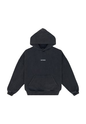 Sort hætte-trøje med lomme foran, oversized design og snor i hætten. Har en subtil hvid tekstlogo på brystområdet. Blød tekstur.