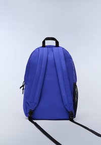 Blå tygryggsäck med svarta accenter, utrustad med vadderade axelremmar och en nätficka på sidan. Slät textur och rundad form.