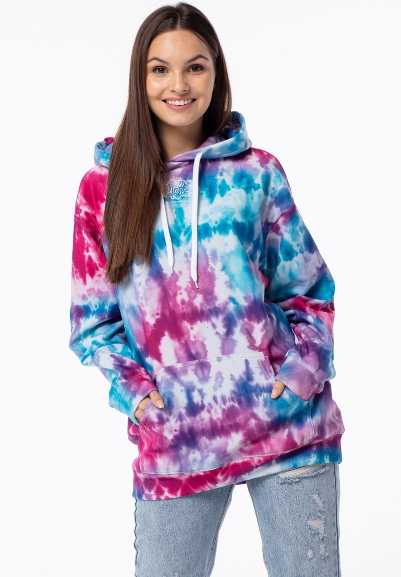 Hoodie tie-dye con colori rosa, blu e viola. Realizzato in tessuto morbido, con tasca frontale e cappuccio regolabile con cordino.