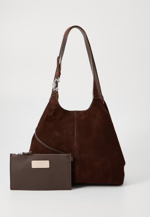 Ruskea mokka hobo-laukku olkahihnalla, jossa on teksturoitu ruskea nahkapussi ja kultasävyinen bränditunnus. Pehmeä, kaareva muoto.