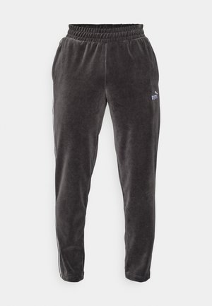 Kohlegraue Samtjogginghose mit elastischem Bund, seitlichen weißen Streifen und kleinem lila Logo am linken Bein. Glatte Textur.