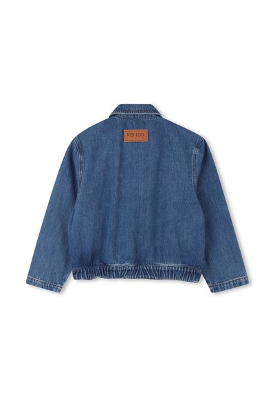 Giubbotto in denim di blu medio con collo rotondo, vita elasticizzata e una patch in pelle marrone sul retro superiore.