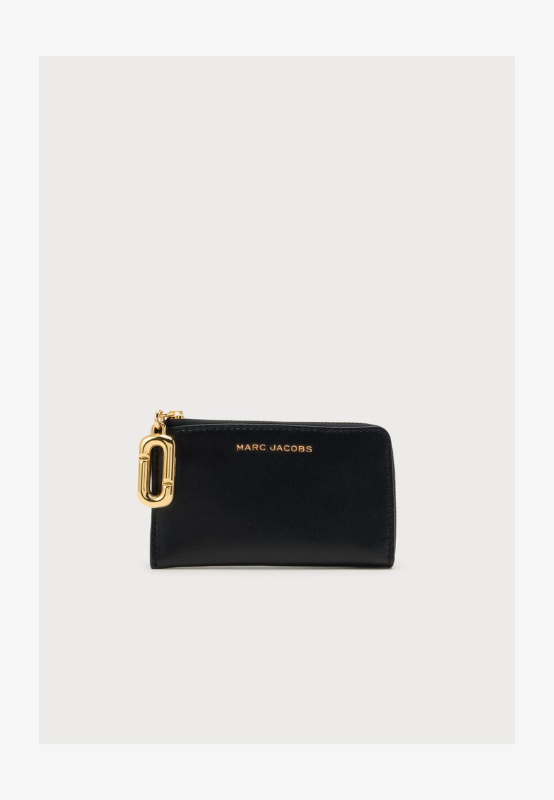 Portefeuille rectangulaire en cuir noir avec fermeture éclair dorée et logo "Marc Jacobs" en lettres dorées à l'avant.