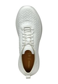 Sneaker bianco con tomaia testurizzata e motivo geometrico, chiusura con lacci e colletto imbottito. L'interno mostra dettagli del marchio.