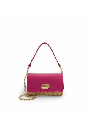 Petit sac à main avec rabat en cuir rose, base en paille tissée, fermoir tournant doré, courte anse en cuir rose et chaîne dorée amovible.