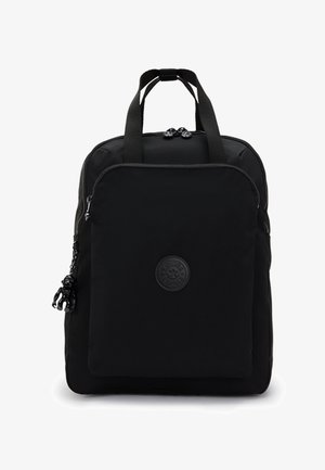 Svart nylonryggsäck med dubbla handtag högst upp, en framficka med dragkedja och en rund logotyp. Slät textur och elegant rektangulär design.