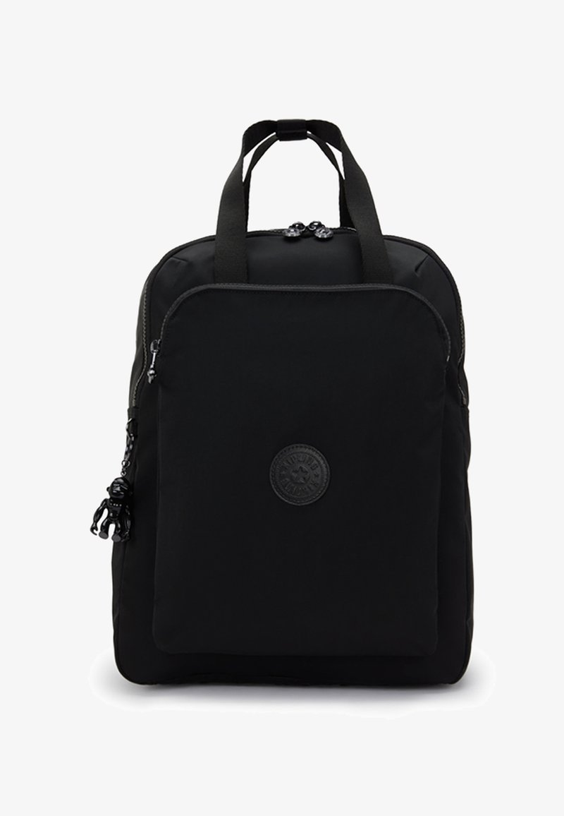 Sac à dos en nylon noir avec deux poignées supérieures, une poche zippée à l'avant et un logo de marque rond. Texture lisse et design rectangulaire élégant.