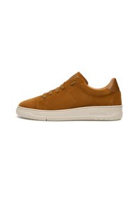 Sneaker in suede marrone con un design strutturato. Presenta una suola in gomma crema e dettagli in pelle sul tallone. Visibili lacci e logo.