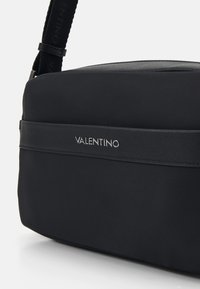 Valentino Bags CARDANO UNISEX - Geantă crossbody - nero