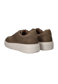 Bruine leren sneakers met textuuraccenten, gewatteerde kraag en een witte rubberen zool. Beschikt over een vetersluiting en subtiele stiksels.