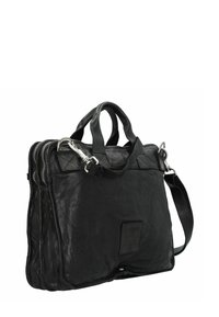 Bolso de cuero negro con doble cremallera, asas superiores y una correa de hombro desmontable. Presenta acentos acolchados y un parche con el logotipo en la parte frontal.