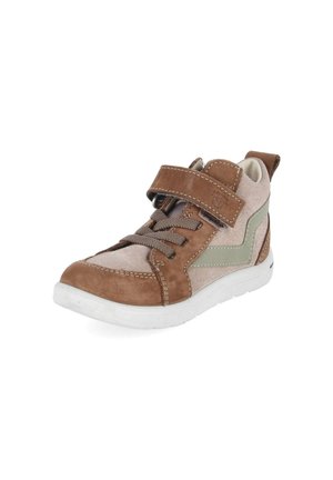 Dziecięce wysokie sneakersy z brązowego zamszu i beżowej tkaniny, zielonym paskiem po boku, rzepem, sznurowadłami oraz białą gumową podeszwą.