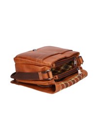 Borsa a tracolla in pelle marrone con scomparti con zip, dettagli con motivo intrecciato e una finitura texturizzata. Tracolla regolabile per una versatilità di trasporto.