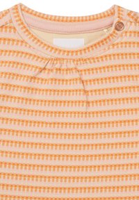 Lichtroze shirt met korte mouwen, voorzien van afwisselende oranje gestreepte patronen, een ronde halslijn en een kleine bruine knoopaccent.