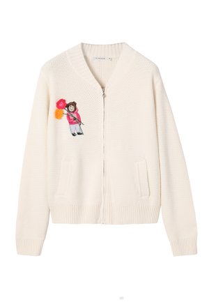 Biały dziergany kardigan z zamkiem z przodu, dwoma kieszeniami z przodu oraz haftowanym misiem trzymającym kwiaty w różowym i pomarańczowym kolorze po lewej stronie.