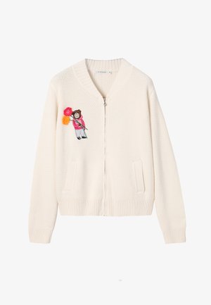 Cardigan alb tricotat, cu fermoar frontal, două buzunare frontale și un urs brodat care ține flori în roz și portocaliu pe partea stângă.