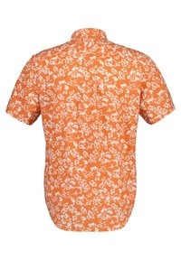 Camicia a maniche corte in cotone arancione con un motivo floreale bianco. Presenta un colletto tradizionale e un yoke posteriore per una vestibilità migliore.