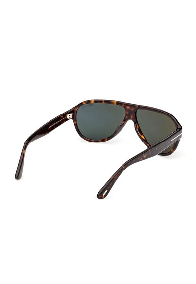 Lunettes de soleil écaille avec des verres foncés et des branches larges, présentées en vue arrière inclinée sur fond blanc.