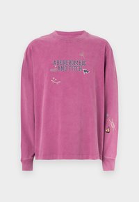 Ροζ μπλούζα με μακριά μανίκια, κεντημένο λογότυπο "Abercrombie and Fitch" και ποικίλες ναυτικές λεπτομέρειες στα μανίκια. Μαλακό βαμβακερό υλικό.