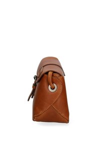 Borsa in pelle marrone con un design elegante. Presenta una forma arrotondata, accessori metallici e un dettaglio unico avvolgente.