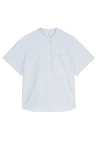 Kortärmad, krag skjorta i ljusblått med vita vertikala ränder. Har en enda bröstficka och mjuk tygkänsla.