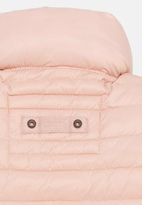 Helle rosa Steppjacke mit gestepptem Stoff, ausgestattet mit einem vertikalen Nahtdesign und einem Etikett mit zwei metalischen Druckknöpfen.