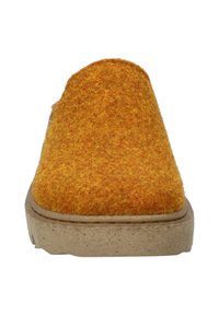 Žlutá plstěná nazouvací bota se zaoblenou špičkou, vybavená béžovou texturovanou podrážkou. Svršek má měkkou, načechranou texturu.
