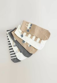 Ensemble de six chaussettes de différentes couleurs : beige avec des motifs, blanc avec des motifs, gris foncé avec des rayures. Matériau en coton, texture douce.