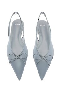Svetlo modre slingback balerinke s ostrimi nosom, teksturirano zgornje platno in detajlom z mašnjo spredaj. Gladko notranje oblačenje, minimalističen dizajn.