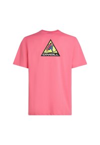 Camiseta de algodón rosa con un gráfico negro triangular en la parte posterior que presenta un diseño colorido y el texto "O'NEILL" en la parte inferior.