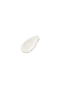 Witte room of lotion in een gladde, asymmetrische druppelvorm op een effen achtergrond. De textuur ziet er romig en rijk uit.