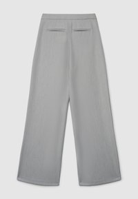 Hellgraue, weit geschnittene Hosen aus strukturiertem Stoff mit zwei Gesäßtaschen mit horizontalen Nähten und einem glatten Bund.