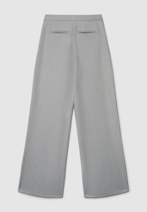 Pantaloni largi grigio chiaro realizzati in tessuto strutturato, con due tasche posteriori con cuciture orizzontali e una cintura liscia.