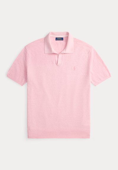 Πόλο μπλουζάκι με κοντά μανίκια σε ανοιχτό ροζ, με υφασμένη υφή, κλασικό γιακά και μικρό κεντημένο λογότυπο στο στήθος.