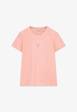 Jasnoróżowa koszulka z krótkim rękawem, okrągłym dekoltem i małym szarym trójkątnym logo na środku klatki piersiowej.