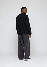 EIGHTYFIVE LOOSE BAGGY - Baggy jeans - light grey