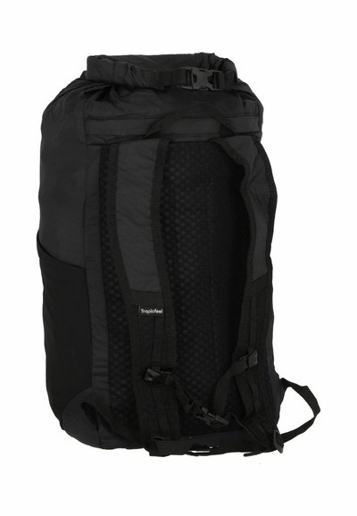 Zaino nero con chiusura a rotolo, pannelli testurizzati, spallacci regolabili e un piccolo logo. Il materiale sembra durevole e resistente all'acqua.