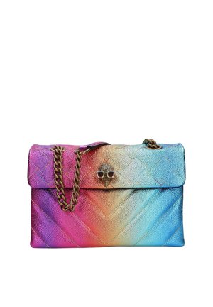 Bolso clutch de cuero acolchado en degradado de púrpura, rosa, naranja y azul, con cadena dorada y cierre con calavera que lleva gafas de sol.