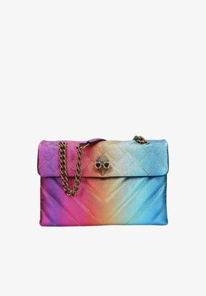 Pochette en cuir matelassé dégradé violet, rose, orange et bleu avec chaîne dorée et fermoir tête de mort portant des lunettes de soleil.