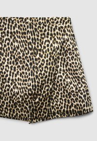 Tessuto a stampa leopardata con una texture morbida, caratterizzato da una combinazione di macchie nere, marrone chiaro e crema su una superficie liscia.