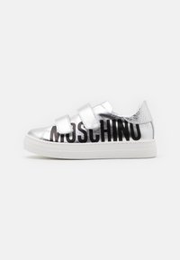 Sneakers argento con cinturini in Velcro, audace marchio "MOSCHINO" in nero, dettagli testurizzati e suola in gomma bianca.