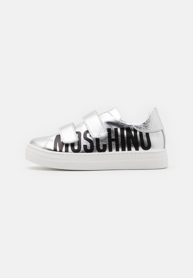 Sneakers argento con cinturini in Velcro, audace marchio "MOSCHINO" in nero, dettagli testurizzati e suola in gomma bianca.