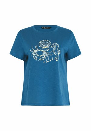 Blå T-shirt med korte ærmer og hvide havtemaillustrationer af en krabbe, muslingeskal, søhest og teksten "à la mer" på forsiden.