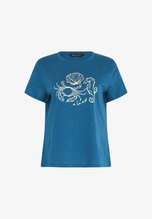 Blå T-shirt med korte ærmer og hvide havtemaillustrationer af en krabbe, muslingeskal, søhest og teksten "à la mer" på forsiden.